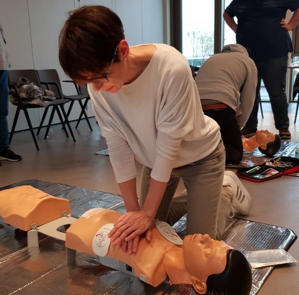 Erneute Teilnahme an Erste-Hilfe-Kursen und Defibrillator-Unterweisung